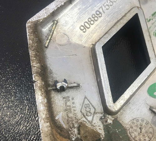 Emblema Capo Traseiro Renault Sandero 2013 Com Detalhe