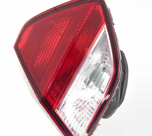 Lanterna Direita Capô Traseiro Volkswagen Voyage 2013/2016