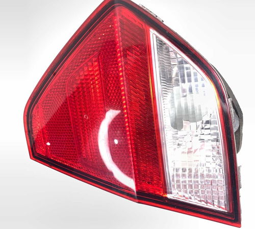 Lanterna Direita Capô Traseiro Volkswagen Voyage 2013/2016