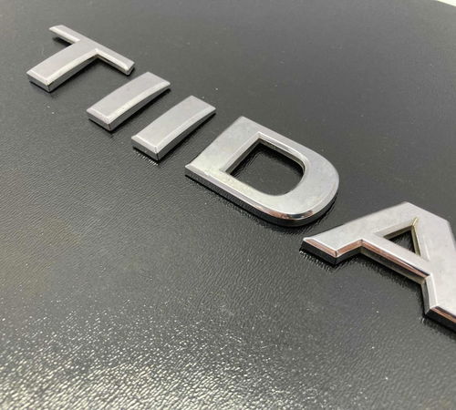 Emblema Tiida Capô Traseiro Nissan Tiida 2010
