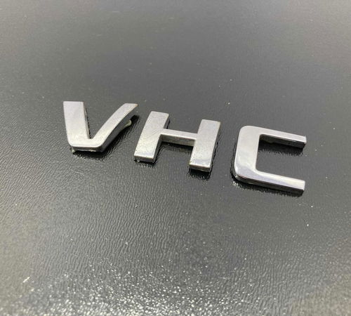 Emblema Vhc Capô Traseiro Gm Corsa Hatch 2004