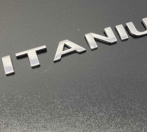 Emblema Titanium Capô Traseiro Fiat Grand Siena 2013