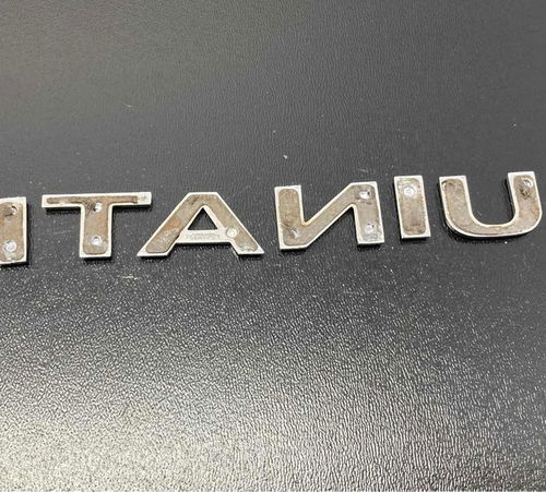 Emblema Titanium Capô Traseiro Fiat Grand Siena 2013