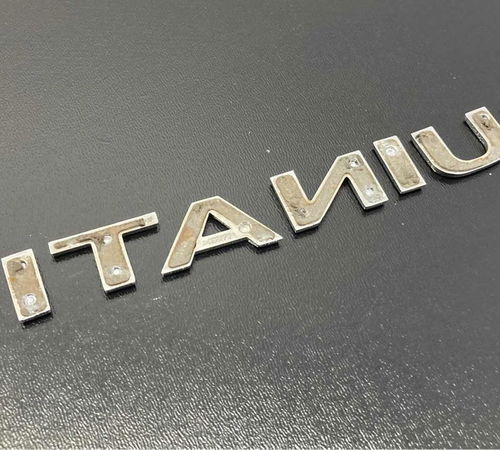 Emblema Titanium Capô Traseiro Fiat Grand Siena 2013