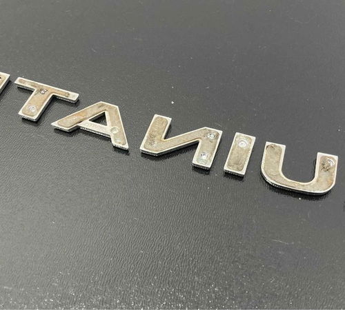 Emblema Titanium Capô Traseiro Fiat Grand Siena 2013