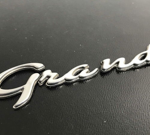 Emblema Grand Porta Traseira Esq Fiat Gr...