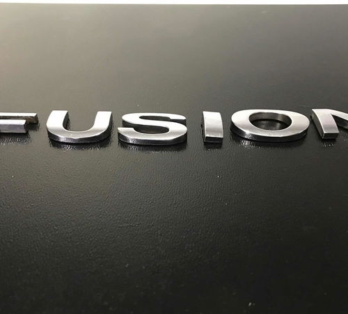 Emblema Fusion Capô Traseiro Ford Fusion 2006/2009