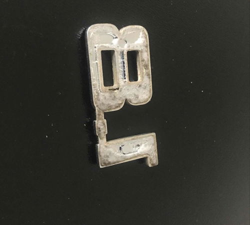 Emblema 1.8 Capô Traseiro Chevrolet Cobalt 2015