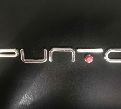 Emblema Punto Capô Traseiro Fiat Punto 2016