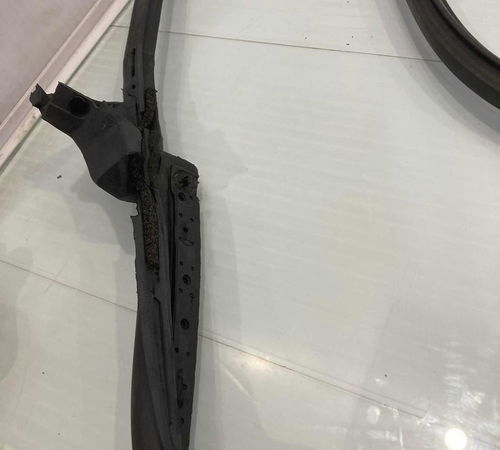 Borracha De Vedação Traseira Direita Toyota Corolla 20/21