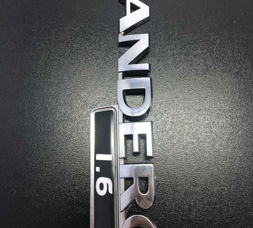 Emblema ( Sandero 1.6 ) Renault Sandero 2007/2014 C/detalhe