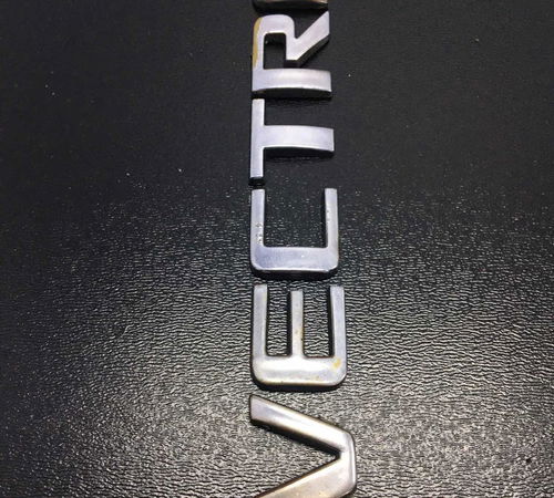 Emblema ( Vectra ) Capô Traseiro Chevrolet Vectra 2006/2012