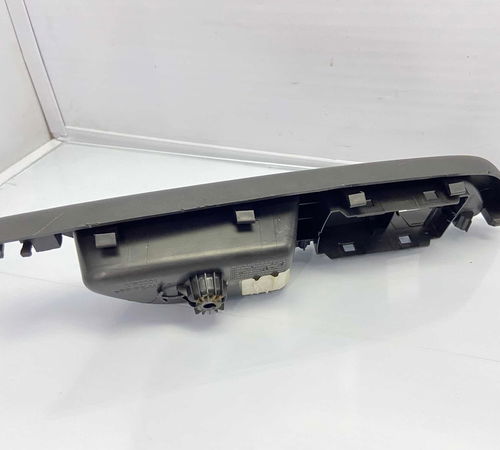 Moldura Comando Vidros Elétricos Chevrolet Onix 2013/2019