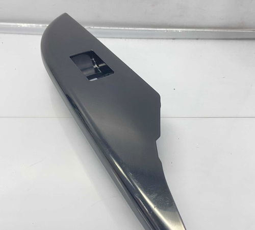Moldura Botão Traseiro Direito Toyota Hilux 2021/22