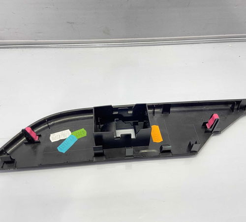 Moldura Botão Vidro Dianteiro Direito Toyota Hilux 2021/2022