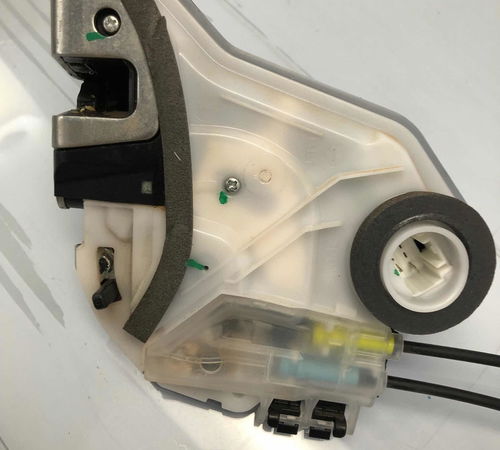 Fechadura Porta Traseira Esquerda Toyota Hilux 2020/2022
