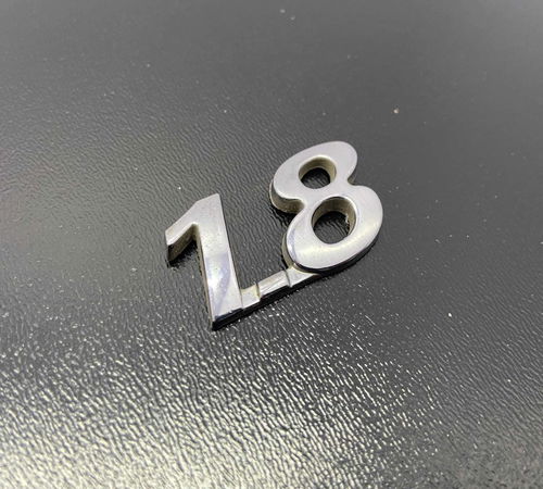 Emblema 1.8 Traseira Esquerda Fiat Doblò 2003/2016