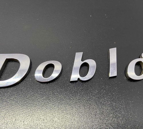 Emblema Doblò Traseira Esquerda Fiat Doblò 2003/2016