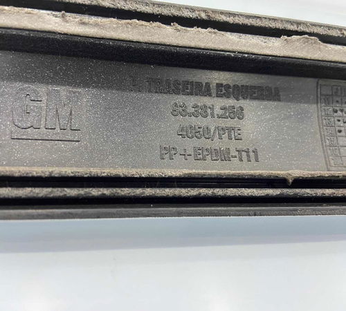 Friso Lateral Porta Traseira Esquerda Gm Onix 2013/2019