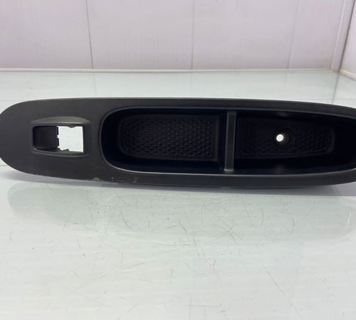 Moldura Botão Vidro Dianteiro Direito Fiat Uno 2015/2021