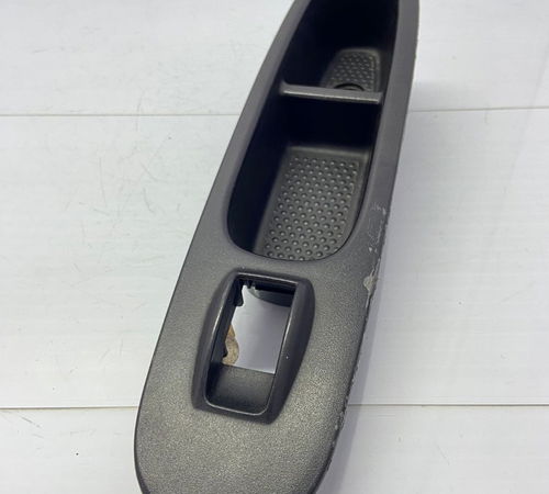Moldura Botão Vidro Dianteiro Direito Fiat Uno 2015/2021