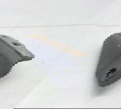 Suporte Esquerdo Amortecedor Capo Tras Toyota Fielder 03/08