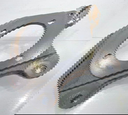 Suporte Pinça De Freio Esquerda Chevrolet Cruze 2012/2016