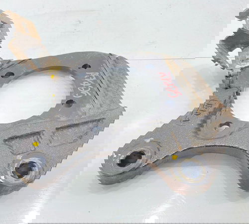 Suporte Pinça De Freio Esquerda Chevrolet Cruze 2012/2016