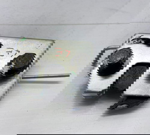 Fechadura Esquerda Banco Traseiro Chevrolet Onix 2013/2019