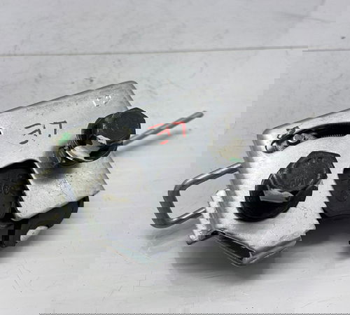 Fechadura Esquerda Banco Traseiro Chevrolet Onix 2013/2019
