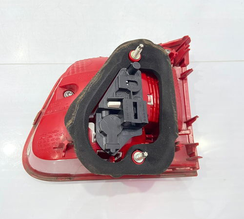 Lanterna Tampa Traseira Esquerda Volkswagen Tiguan 2012/2016