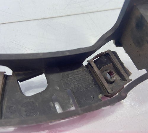 Guia Para-choque Dianteiro Direito Peugeot 208 2017/2021