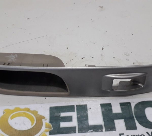 Moldura Botão Vidro Traseiro Esquerdo Mmc Triton 3.2 2010