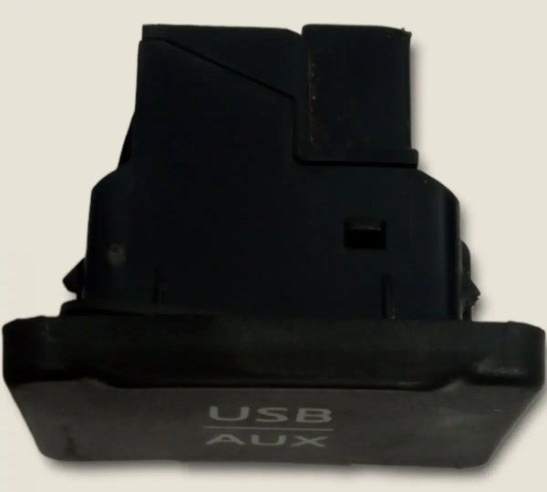 Entrada Usb Auxiliar Nissan March Sv 2013/13 (g)