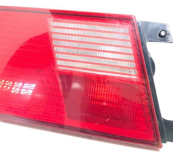 Lanterna Tampa Traseira Equerda Vw Santana 1998/2006