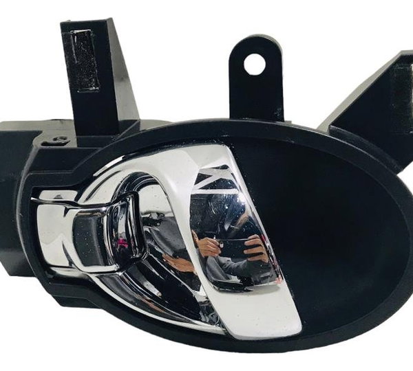 Maçaneta Interna Direito Nissan March / Versa 2011/18 Usada Original Foto