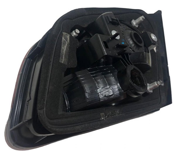 Lanterna Tampa Tras. Esquerda Fiat Siena 2010 C/detalhe Vermelho