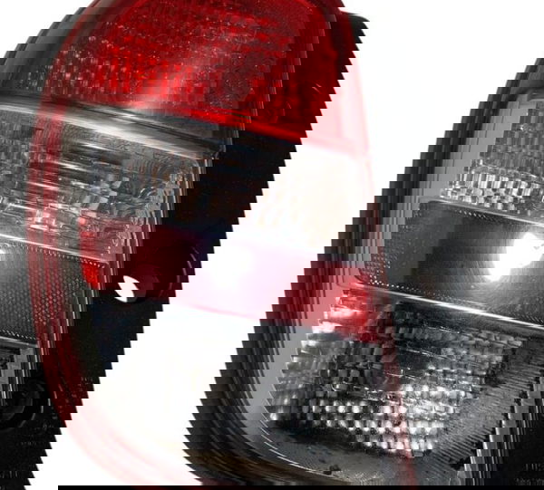 Lanterna Traseira Esquerda Nissan March 1.6 2013