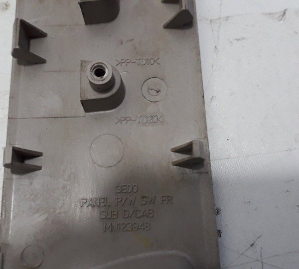 Moldura Botão Vidro Dianteiro Direito Mmc Triton 3.2 2010
