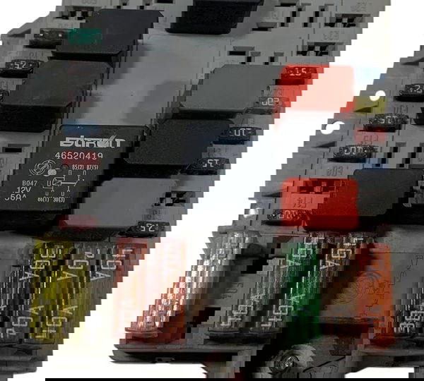 Caixa Fusiveis Fiat Palio Siena 1.0 1.3 16v 2001/2006