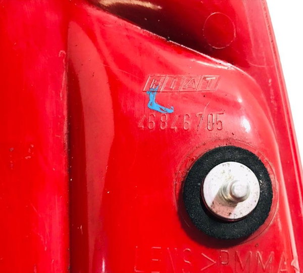 Lanterna Tampa Traseira Lado Direito Fiat Siena  06 46846705