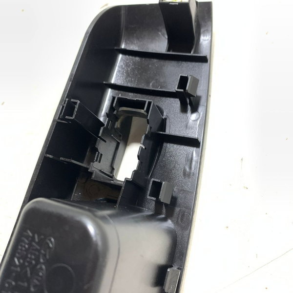 Moldura Botão Vidro Traseiro Esquerdo Sorento 05/06 Cx638