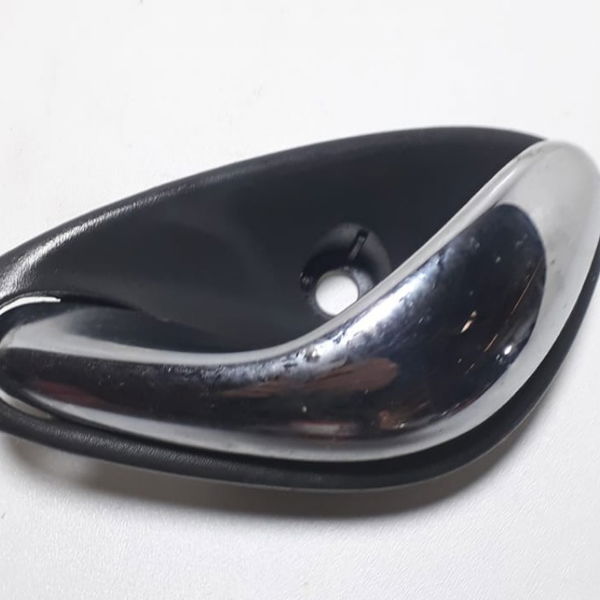 Maçaneta Interna Traseira Esquerda Omega 99 (92050977) Cx135 Traseira