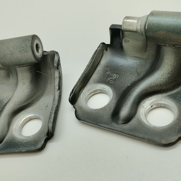 Dobradiça Porta Dianteira Direita Fiat Strada Working 2002