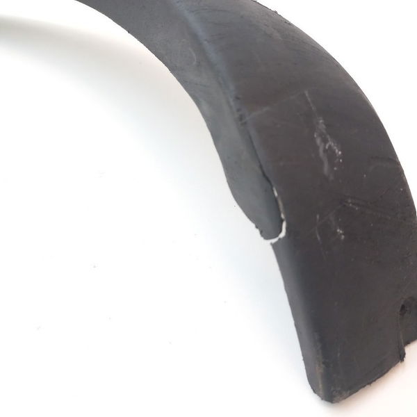 Moldura Paralama Dianteiro Direito Com Detalhe Strada 2002