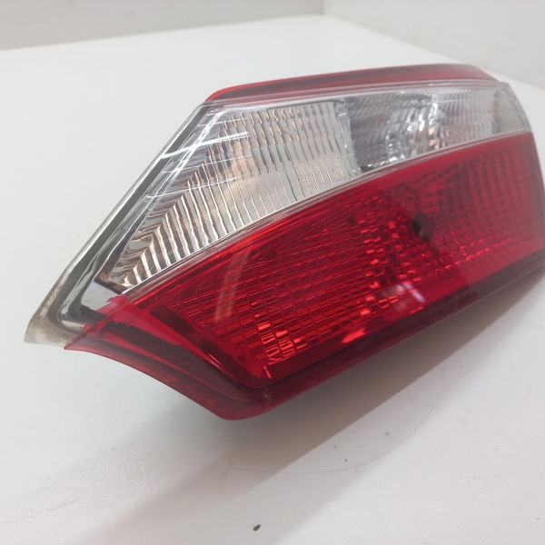 Lanterna Tampa Traseira Direita Toyota Corolla 1.8 Gli 2016