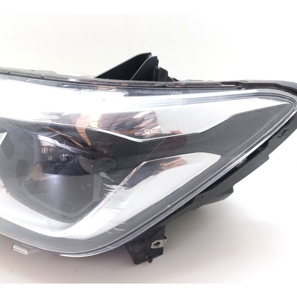 Farol Esquerdo Com Detalhe Chevrolet Tracker 12t 2021