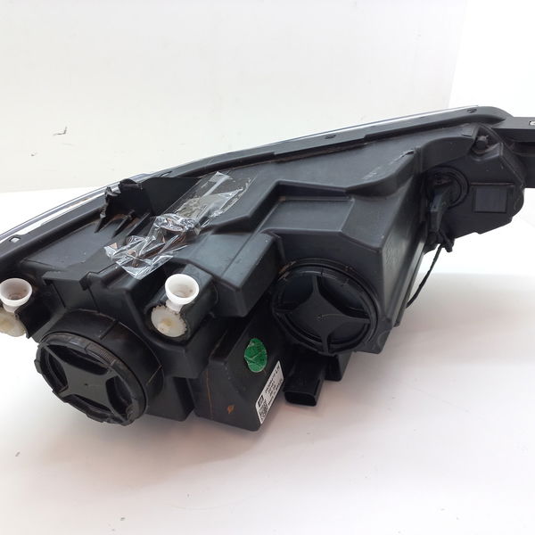 Farol Esquerdo Com Detalhe Chevrolet Tracker 12t 2021