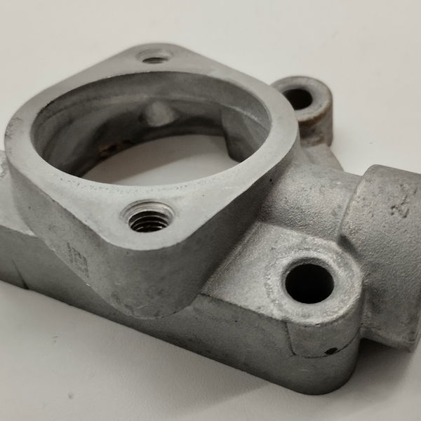 Flange Valvula Termostatica Hyundai Hr 2.5 Diesel 2014