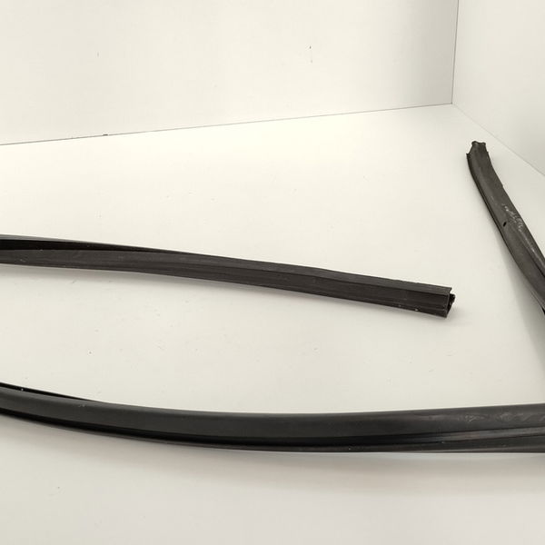 Guarnição Vidro Dianteiro Direito Peugeot 408 2.0 2012